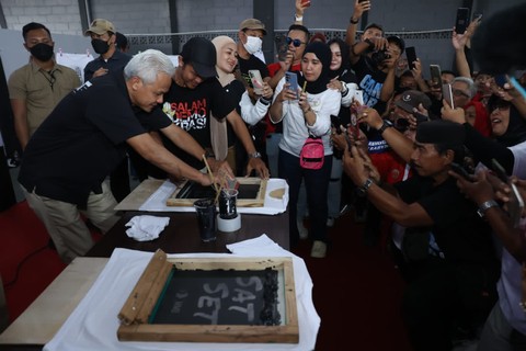 Capres nomor urut 3 Ganjar Pranowo dalam peluncuran gerakan menyablon kaus gratis oleh Sekretariat Bersama (Sekber) Relawan Ganjar-Mahfud di Jalan Adi Sucipto, Colomadu, Karanganyar, Sabtu (30/12/2023). Foto: Dok. Istimewa