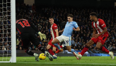 Julian Alvarez mencetak gol saat Manchester City vs Sheffield United dalam laga lanjutan Liga Inggris di Stadion Etihad pada Sabtu (30/12/2023) malam WIB. Foto: REUTERS/Phil Noble