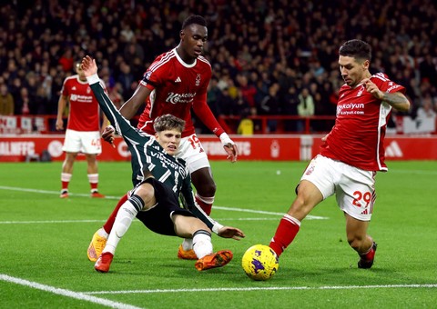 Alejandro Garnacho terjatuh saat laga Nottingham Forest vs Manchester United dalam lanjutan Liga Inggris di Stadion City Ground pada Minggu (31/12) dini hari WIB. Foto: Action Images via Reuters/Lee Smith