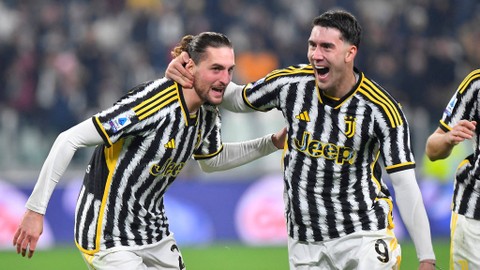 Adrien Rabiot dan Dusan Vlahovic berselebrasi saat Juventus vs AS Roma dalam laga lanjutan Liga Italia di Stadion Allianz pada Minggu (31/12) dini hari WIB. Foto: REUTERS/Massimo Pinca