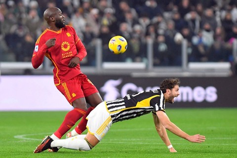 Pemain Juventus Manuel Locatelli berebut bola dengan pemain AS Roma Romelu Lukaku pada pertandingan Liga Italia di Stadion Allianz, Turin, Italia, Minggu (31/12/2023). Foto: Massimo Pinca/REUTERS