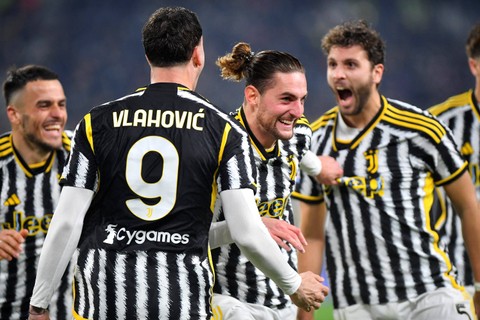 Selebrasi pemain Juventus Adrien Rabiot usai mencetak gol ke gawang AS Roma pada pertandingan Liga Italia di Stadion Allianz, Turin, Italia, Minggu (31/12/2023). Foto: Massimo Pinca/REUTERS