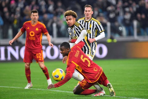 Pemain Juventus Weston McKennie berebut bola dengan pemain AS Roma Evan Ndicka pada pertandingan Liga Italia di Stadion Allianz, Turin, Italia, Minggu (31/12/2023). Foto: Massimo Pinca/REUTERS