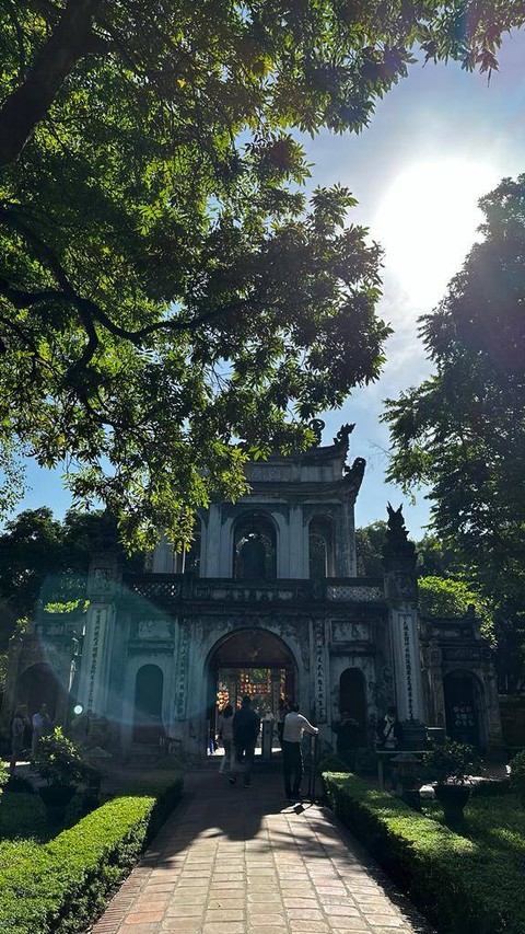 Gerbang utama ke Kuil LIteratur (Dokumentasi pribadi)