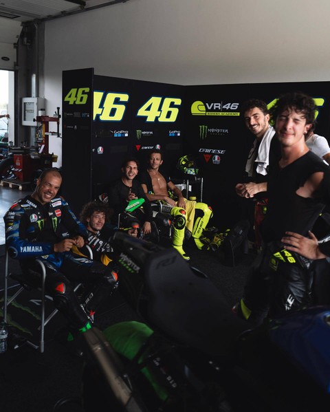 Valentino Rossi bersama pebalap VR46 Riders Academy. Foto: Instagram/@vr46ridersacademyofficial