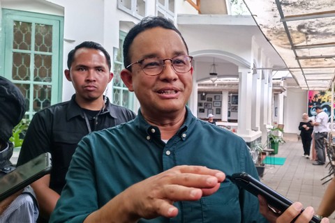Capres nomor urut 01 Anies Baswedan saat di Legend Coffee ,Yogyakarta, Minggu (31/12/2023). Foto: Arfiansyah Panji Purnandaru/kumparan