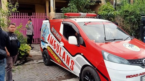 Ambulans terparkir depan rumah kasus mutilasi di Kota Malang, Minggu (31/12/2023). Foto: Polresta Malang Kota