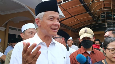 Capres nomor urut 03, Ganjar Pranowo saat ditemui wartawan usai mengunjungi Ponpes An-Nawawi Berjan, Kabupaten Purworejo, Jawa Tengah, Minggu (31/12/2023). Foto: Fadhil Pramudya/kumparan