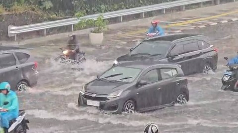 Jembatan Otista Kota Bogor banjir pada Sabtu (30/12/2023). Foto: Dok. Istimewa