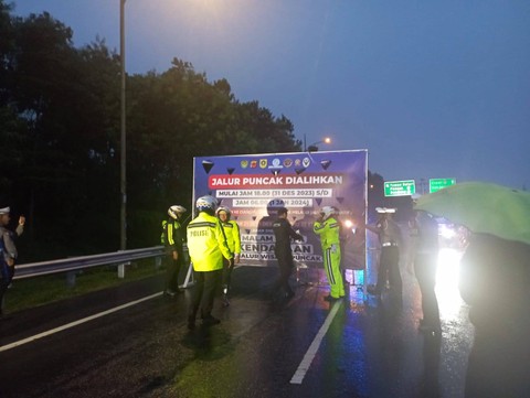 Polisi tutup jalur Puncak jelang malam pergantian tahun. Foto: kumparan
