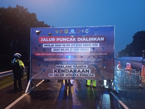 Polisi tutup jalur Puncak jelang malam pergantian tahun. Foto: kumparan