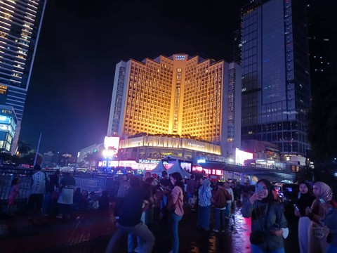 Masyarakat sudah mulai memenuhi Bundaran HI jelang detik-detik pergantian tahun, Minggu (31/12). Foto: Hedi/kumparan