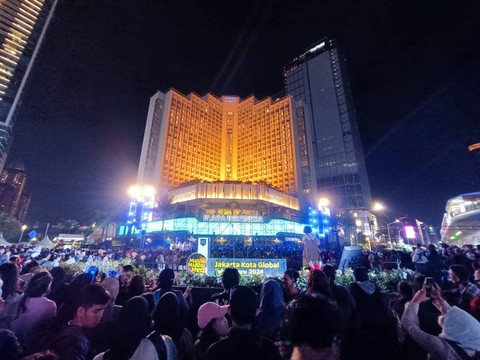 Masyarakat sudah mulai memenuhi Bundaran HI jelang detik-detik pergantian tahun, Minggu (31/12). Foto: Hedi/kumparan