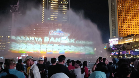 Masyarakat sudah mulai memenuhi Bundaran HI jelang detik-detik pergantian tahun, Minggu (31/12). Foto: Hedi/kumparan