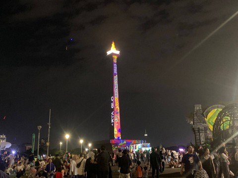 Masyarakat mulai berdatangan ke kawasan Monas jelang perayaan malam pergantian tahun, Minggu (31/12/2023). Foto: Luthfi Humam/kumparan