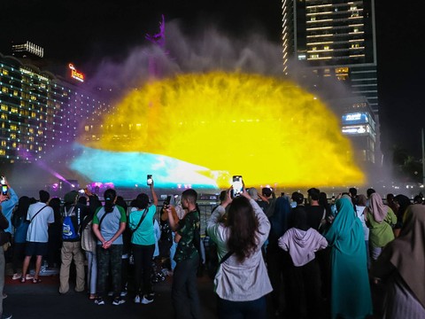 Warga memadati Car Free Night di kawasan Bundaran HI pada Minggu (31/12/2023). Foto: Iqbal Firdaus/kumparan
