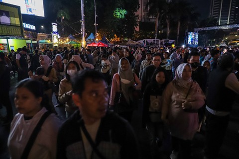 Warga memadati Car Free Night di kawasan Bundaran HI pada Minggu (31/12/2023). Foto: Iqbal Firdaus/kumparan