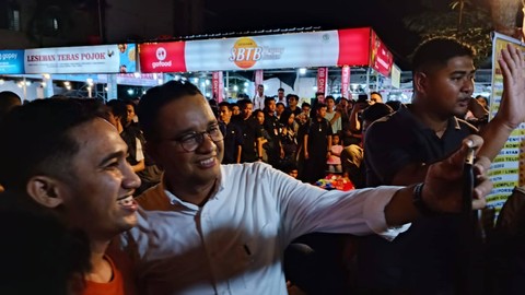 Capres nomor urut 01 Anies Baswedan menghabiskan malam pergantian tahun di Jalan Malioboro, Kota Yogyakarta, Minggu (31/12/2023). Foto: Arfiansyah Panji/kumparan