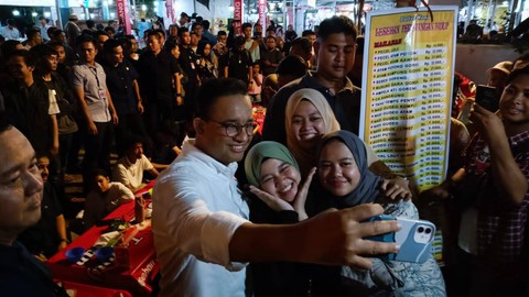 Capres nomor urut 01 Anies Baswedan menghabiskan malam pergantian tahun di Jalan Malioboro, Kota Yogyakarta, Minggu (31/12/2023). Foto: Arfiansyah Panji/kumparan