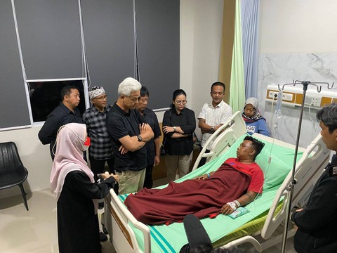Capres nomor urut 03, Ganjar Pranowo menjenguk dua relawannya yang mengalami penganiayaan yang tengah dirawat di RSUD Pandan Arang, Boyolali, Jawa Tengah, Minggu (31/12/2023). Foto: Dok. Istimewa
