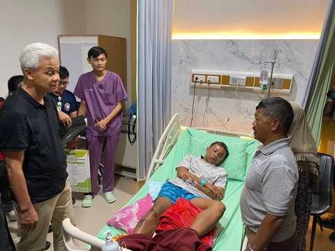 Capres nomor urut 03, Ganjar Pranowo menjenguk dua relawannya yang mengalami penganiayaan yang tengah dirawat di RSUD Pandan Arang, Boyolali, Jawa Tengah, Minggu (31/12/2023). Foto: Dok. Istimewa