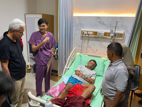 Capres nomor urut 03, Ganjar Pranowo menjenguk dua relawannya yang mengalami penganiayaan yang tengah dirawat di RSUD Pandan Arang, Boyolali, Jawa Tengah, Minggu (31/12/2023). Foto: Dok. Istimewa