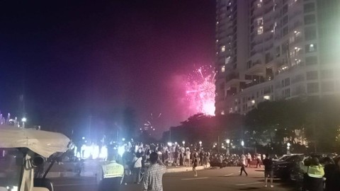 Kemeriahan kembang api pergantian tahun di Ancol, Jakarta Utara, Senin (1/1). Foto: Fadlan/kumparan
