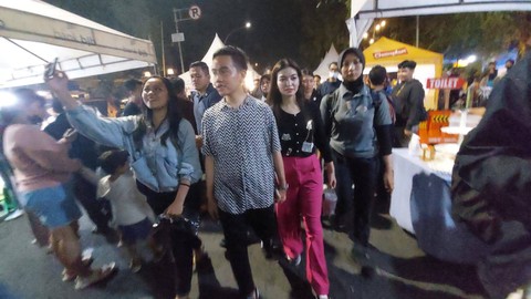 Gibran bagi buku di CFN Solo Foto: Dok. Istimewa