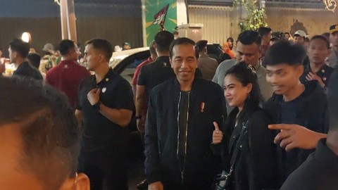 Jokowi berfoto dengan warga di CFN Solo. Foto: Dok. Istimewa