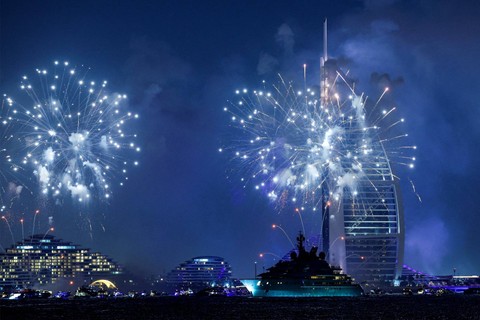Suasana tahun baru 2024 di Burj Khalifa, Dubai. Foto: RYAN LIM / AFP