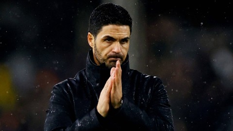 Mikel Arteta usai laga Fulham vs Arsenal dalam pekan ke-20 Liga Inggris 2023/24 di Stadion Craven Cottage pada Minggu (31/12) malam WIB. Foto: Action Images via Reuters/Peter Cziborra