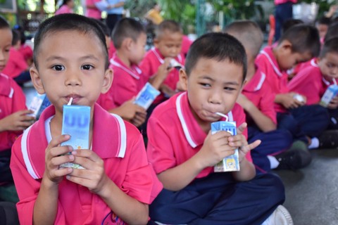 Ilustrasi sejumlah pelajar minum susu. Foto: Warah38/Shutterstock