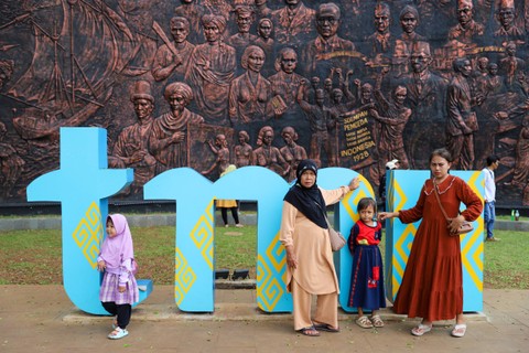 Wisatawan berlibur di Taman Mini Indonesia Indah (TMII) Jakarta, Senin (1/1/2024). Foto: Iqbal Firdaus/kumparan