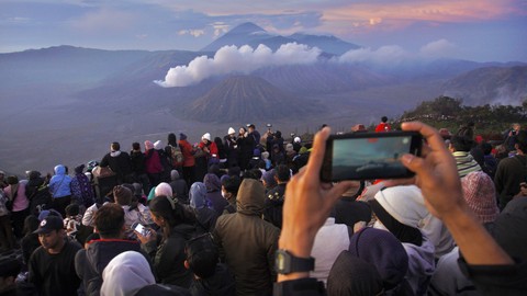 Sejumlah wisatawan melihat suasana Gunung Bromo di Kawasan Taman Nasional Bromo Tengger Semeru (TNBTS), Pasuruan, Jawa Timur, Senin (1/1/2024). Foto: ANTARA FOTO/Irfan Sumanjaya