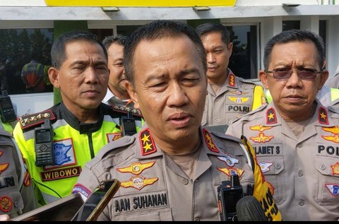 Kakorlantas Irjen. Pol. Aan Suhanan saat meninjau Gerbang Tol Palimanan. (1/1/2024). Foto: kumparan