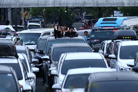 Sejumlah kendaraan antre memasuki kapal penyeberangan di Pelabuhan Gilimanuk, Jembrana, Bali, Senin (1/1/2024). Foto: Budi Candra Setya/Antara Foto
