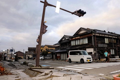 Kerusakan akibat gempa di sepanjang jalan di kota Wajima, prefektur Ishikawa, Jepang pada Senin (1/1/2024). Foto: Yusuke Fukuhara/ Yomiuri Shimbun / AFP