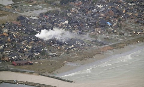 Foto udara kerusakan usai gempa di prefektur Ishikawa, Jepang, Selasa (2/1/2024). Foto: Kyodo/via REUTERS