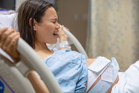 Ilustrasi ibu berteriak saat melahirkan. Foto: christinarosepix/Shutterstock