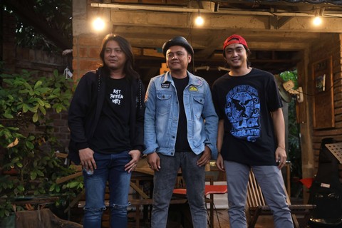 Kelompok musik Stinky saat mengisi acara di Rumah Goa kawasan Bintaro, Tangerang Selatan, Selasa, (2/1/2024). Foto: Agus Apriyanto