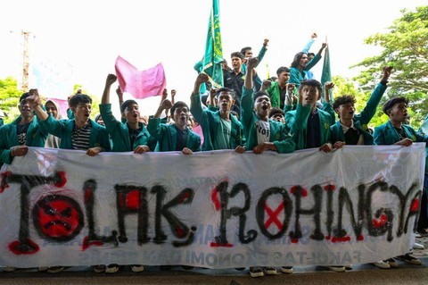Sejumlah mahasiswa memegang spanduk bertuliskan 