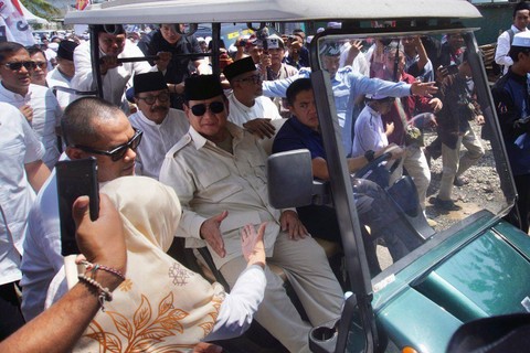 Menteri Pertahanan Prabowo Subianto sekaligus capres nomor urut dua, dituding memanfaatkan polemik Rohingya dengan pendekatan populis.