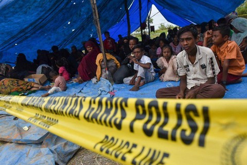 Sejumlah imigran Rohingya dikumpulkan di tenda darurat usai terdampar di Desa Karang Gading, Labuhan Deli, Deli Serdang, Sumatera Utara, Senin (1/1/2024).