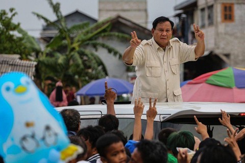 Calon Presiden nomor urut 2 Prabowo Subianto menyapa warga saat menghadiri masak besar di Cilincing, Jakarta, Sabtu (30/12/2023).