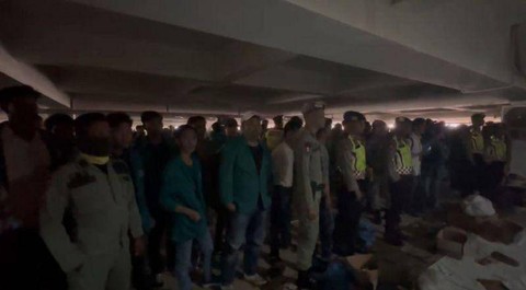 Ratusan mahasiswa mengepung pengungsi Rohingya, dijaga oleh petugas keamanan.
