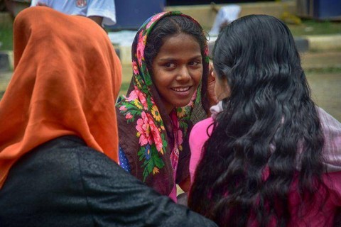 Sejumlah pengungsi rohingya bercengkrama di lokasi penampungan sementara di halaman Gedung Balai Meuseuraya Kota Banda Aceh, Provinsi Aceh, Sabtu (16/12/2023).