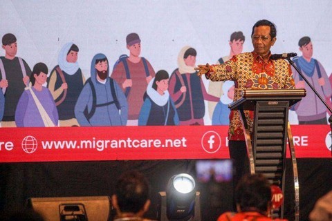 Menko Polhukam Mahfud MD menjadi pejabat yang juga mengambil peran dalam pengungsi Rohingya. Ia mengatakan pemerintah Indonesia menampung pengungsi dengan alasan kemanusiaan.
