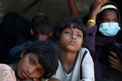 Imigran Rohingya menunggu dalam truk Satpol PP dan WH setelah ditolak warga untuk direlokasi di UPTD Rumoh Seujahtera Beujroh Meukarya Dinas Sosial, Ladong, Aceh Besar, Aceh, Senin (11/12/2023).