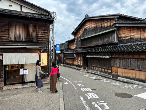 Ilustrasi wisatawan yang sedang berwisata di Kanazawa, Jepang. Foto: Alla Tsyganova/Shutterstock