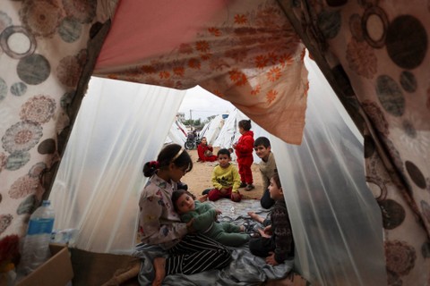 Warga Palestina, yang meninggalkan rumah mereka akibat serangan Israel, berlindung di tenda pengungsian sementara di Rafah, Jalur Gaza selatan, Selasa (2/1/2024). Foto: Ibraheem Abu Mustafa/REUTERS